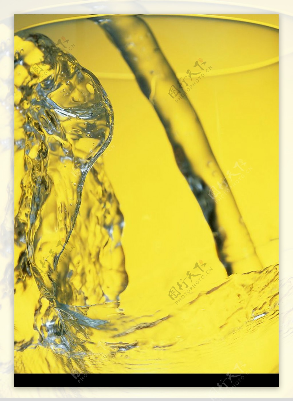 酒杯中的黄色水纹图片