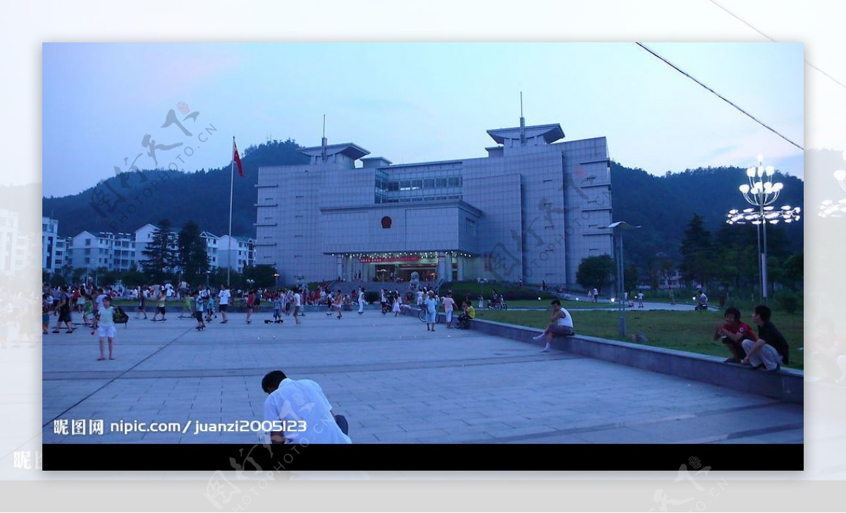 夜色中的行政广场图片