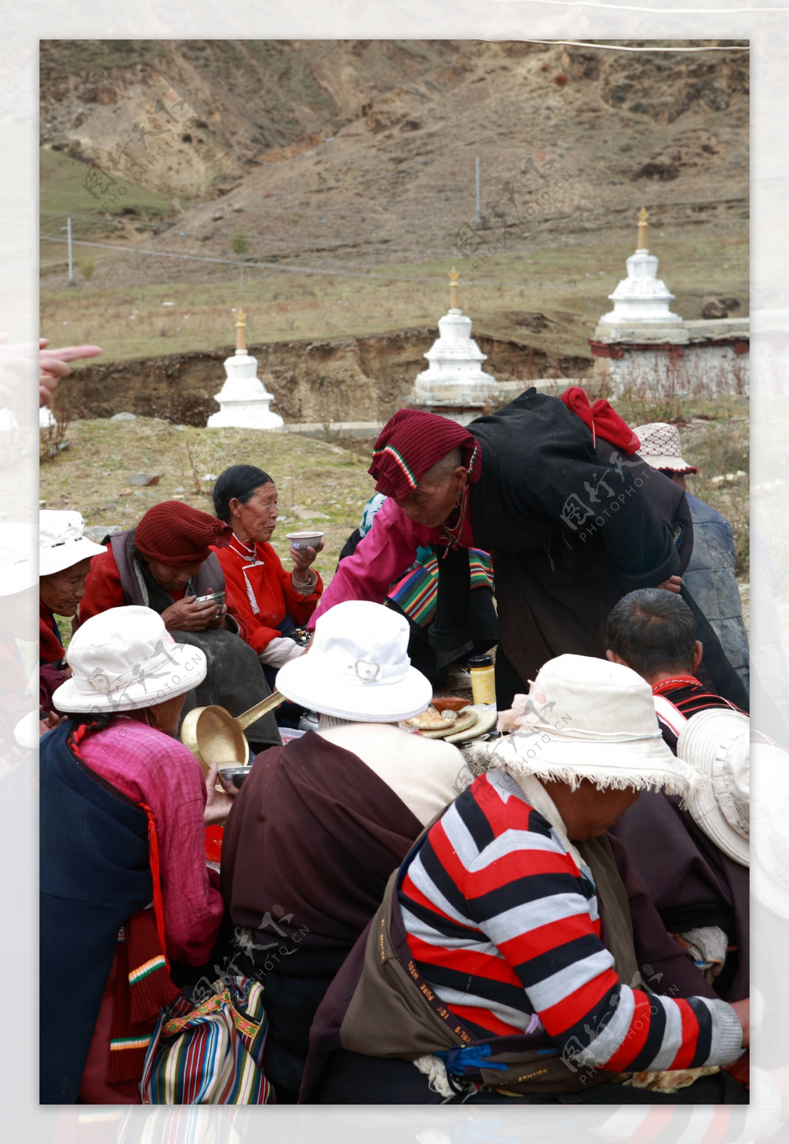 打酥油茶的藏民图片