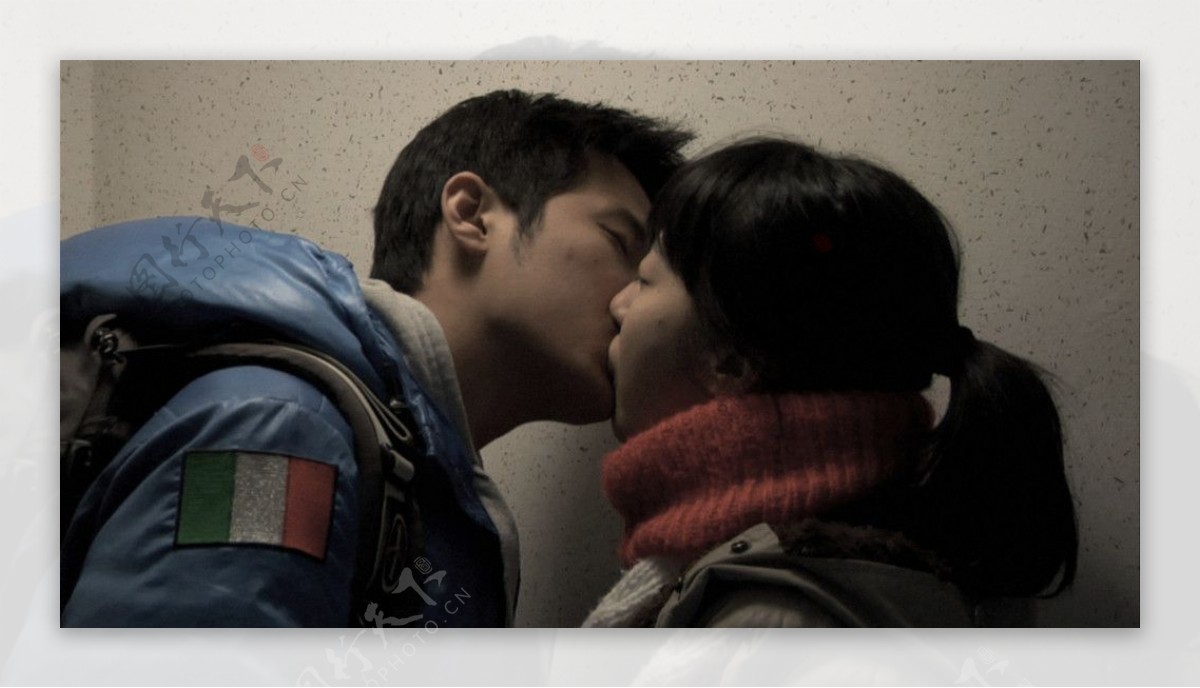 生活中的演戏中的情侣韩国街拍情侣接吻热恋图片