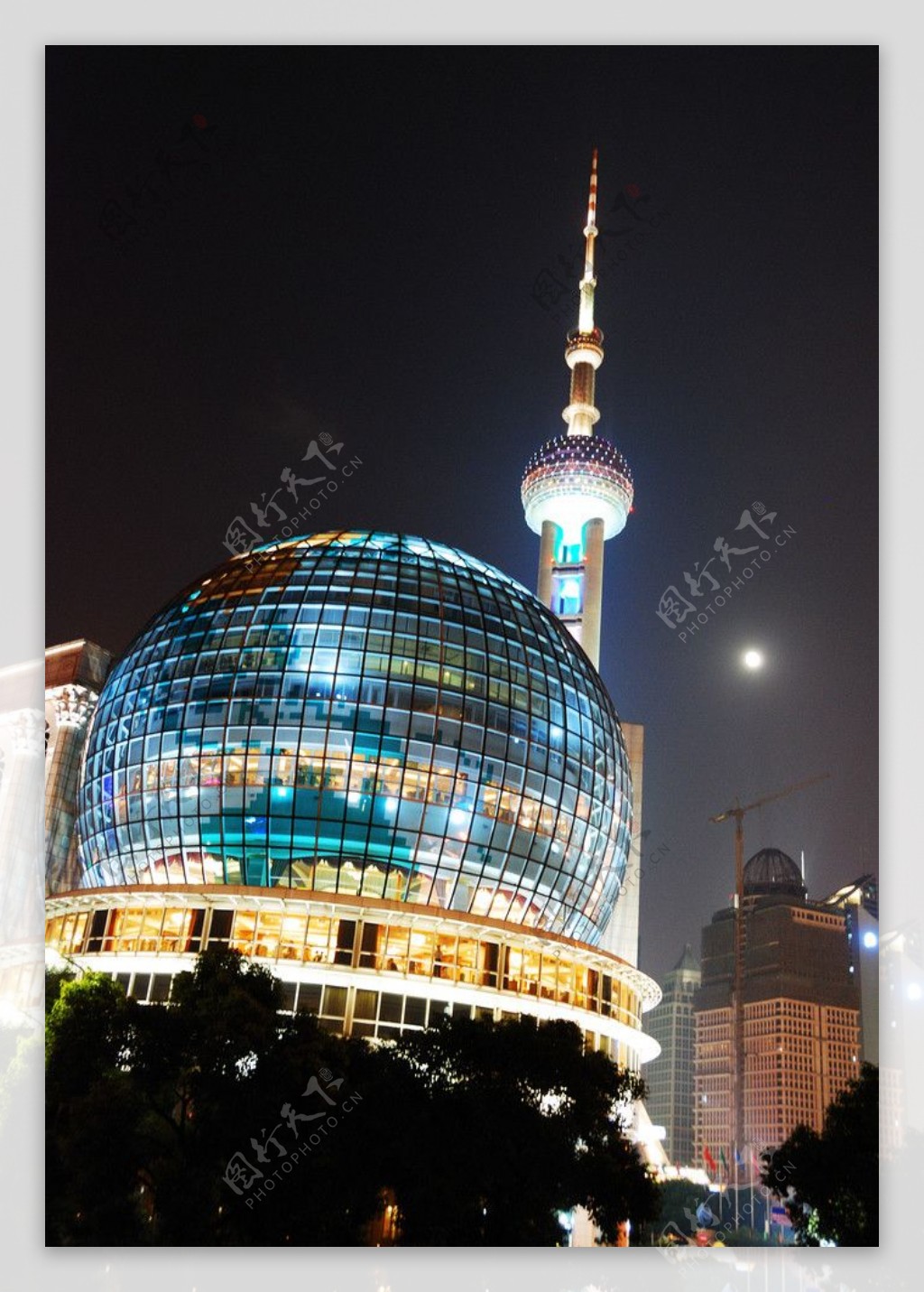 夜色中的上海国际会议中心图片