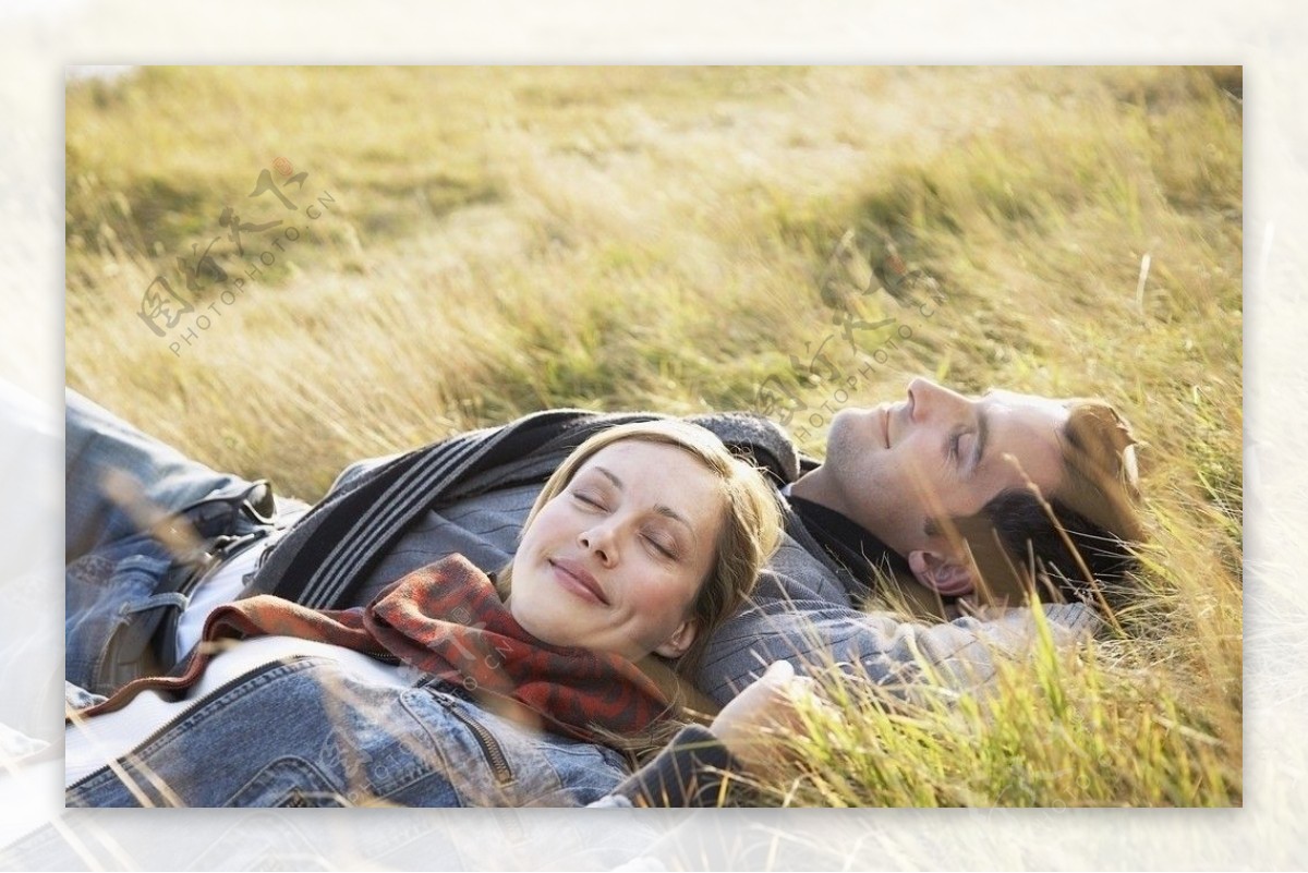 躺在草地上的幸福情侣图片