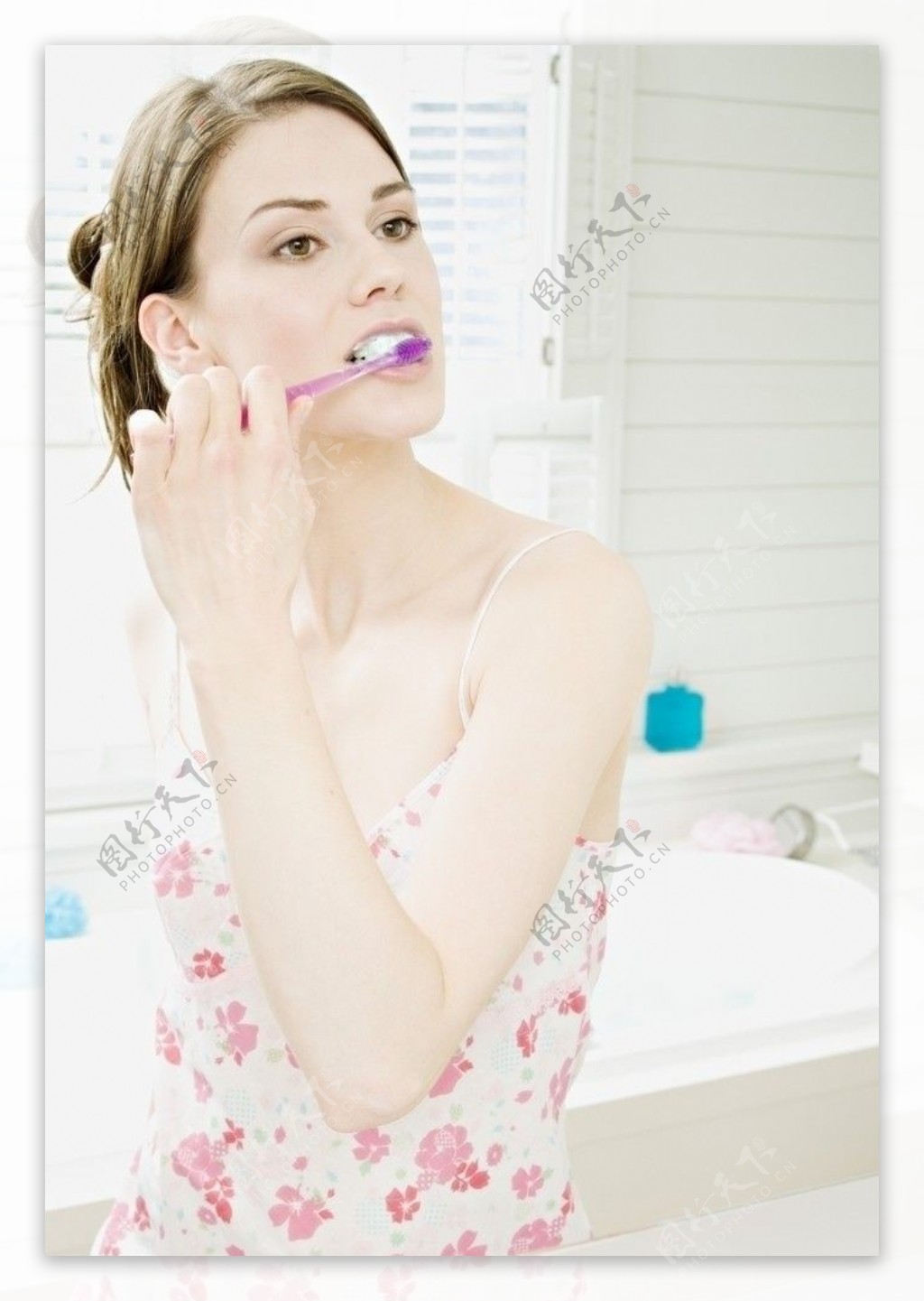 刷牙的女人图片