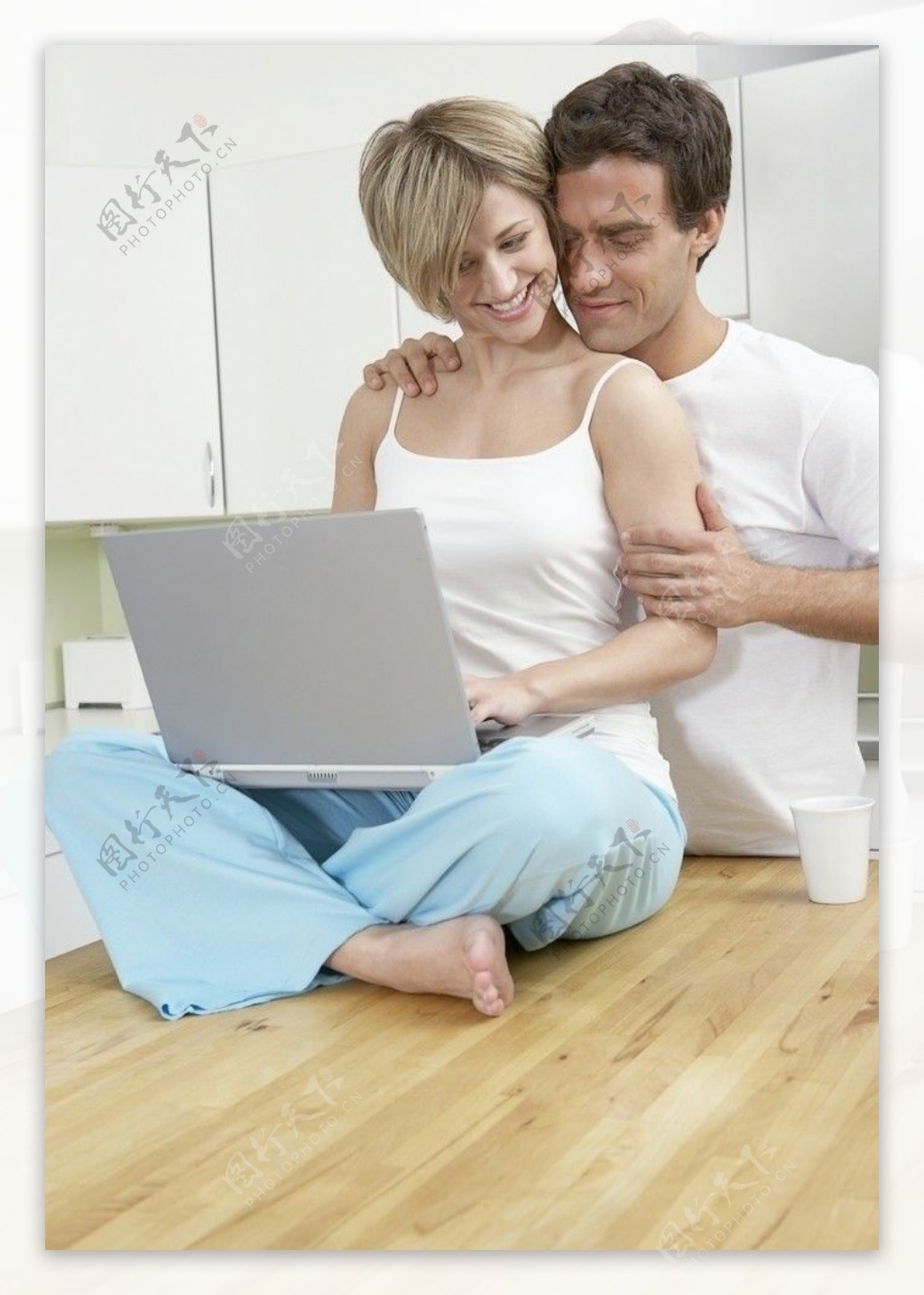 一起玩电脑的甜蜜夫妻图片