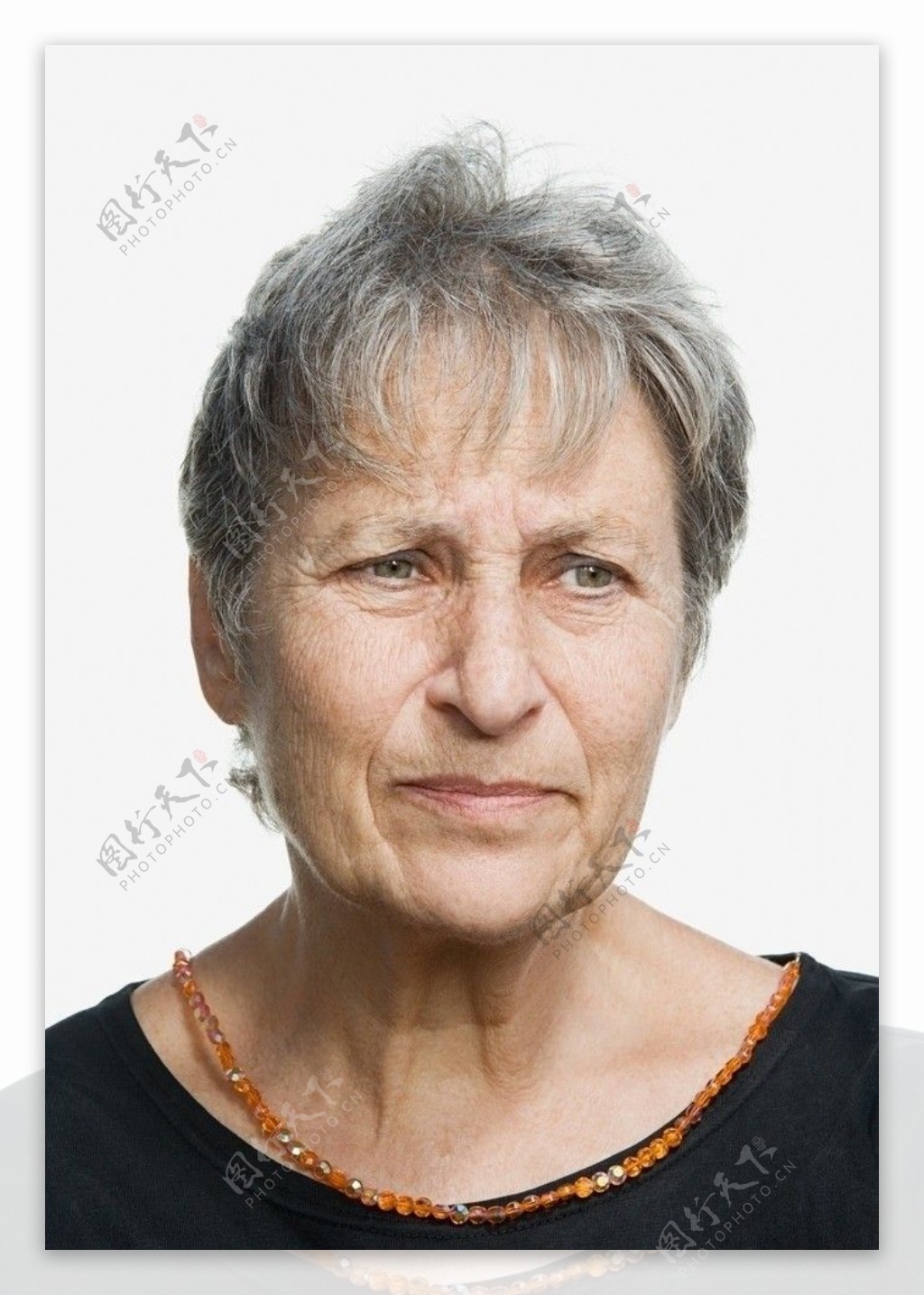 神情黯然的老妇人图片