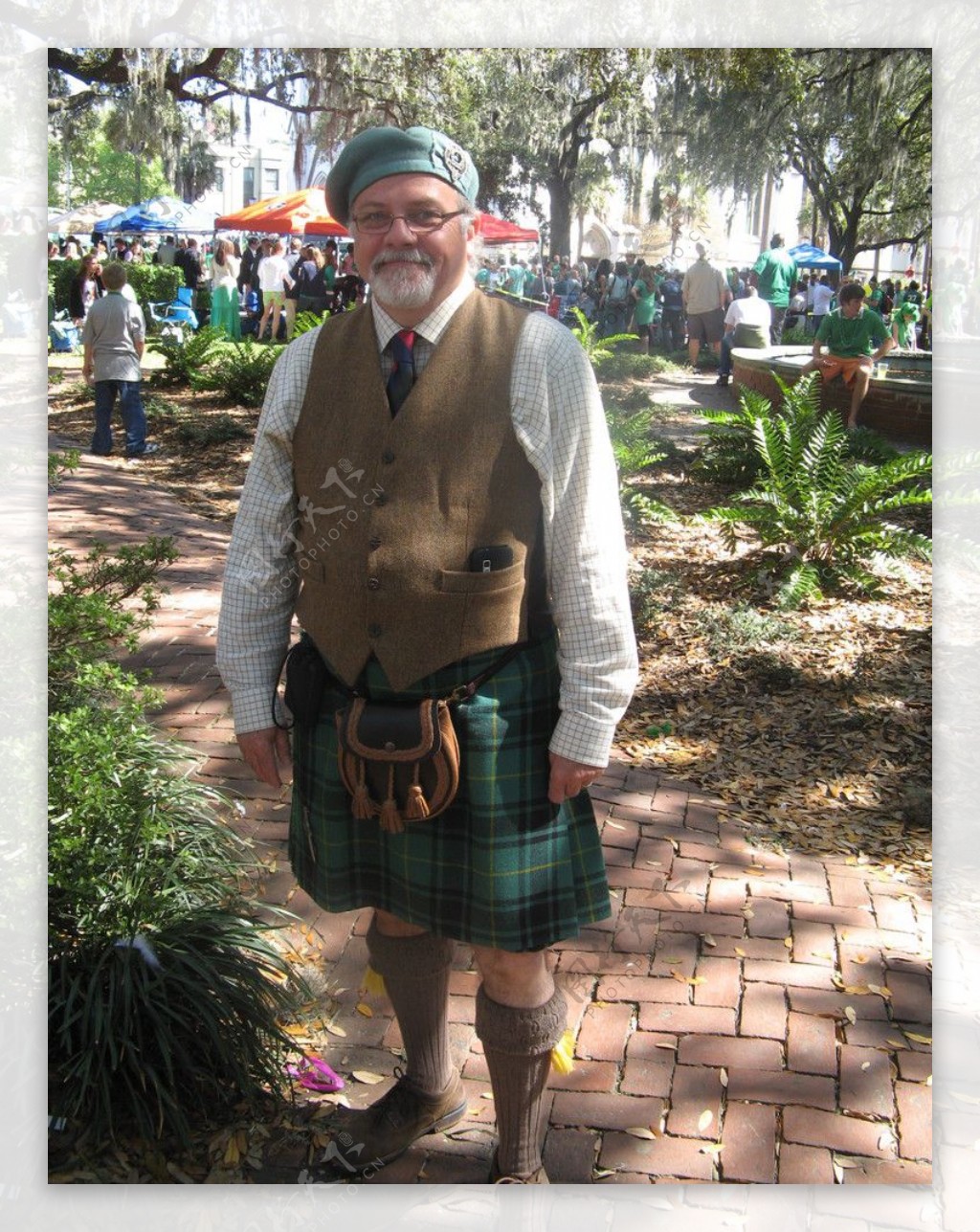 穿着爱尔兰风情民族服装的老人图片