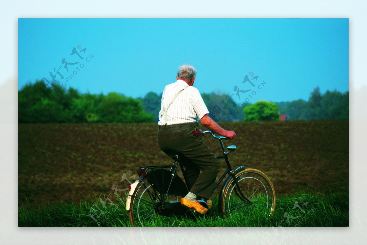 开心的中老年夫妇在公园骑自行车-蓝牛仔影像-中国原创广告影像素材