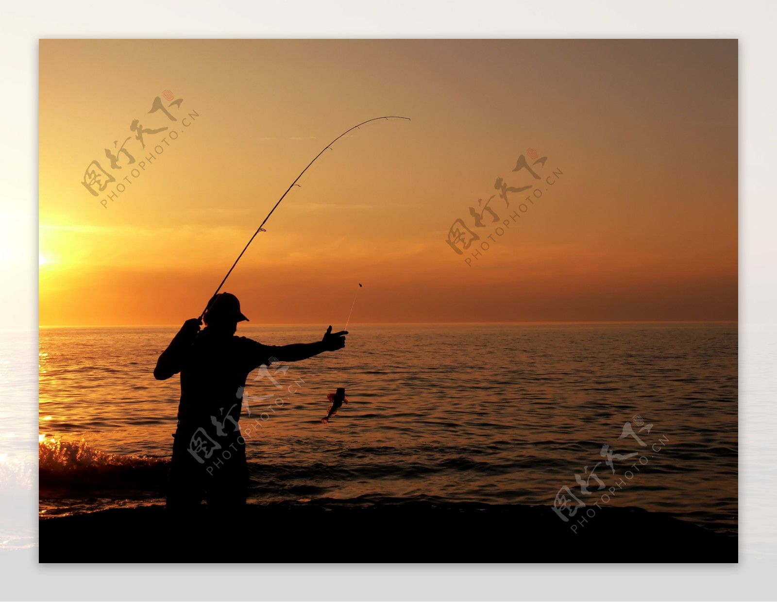 黄昏海边钓鱼的人图片