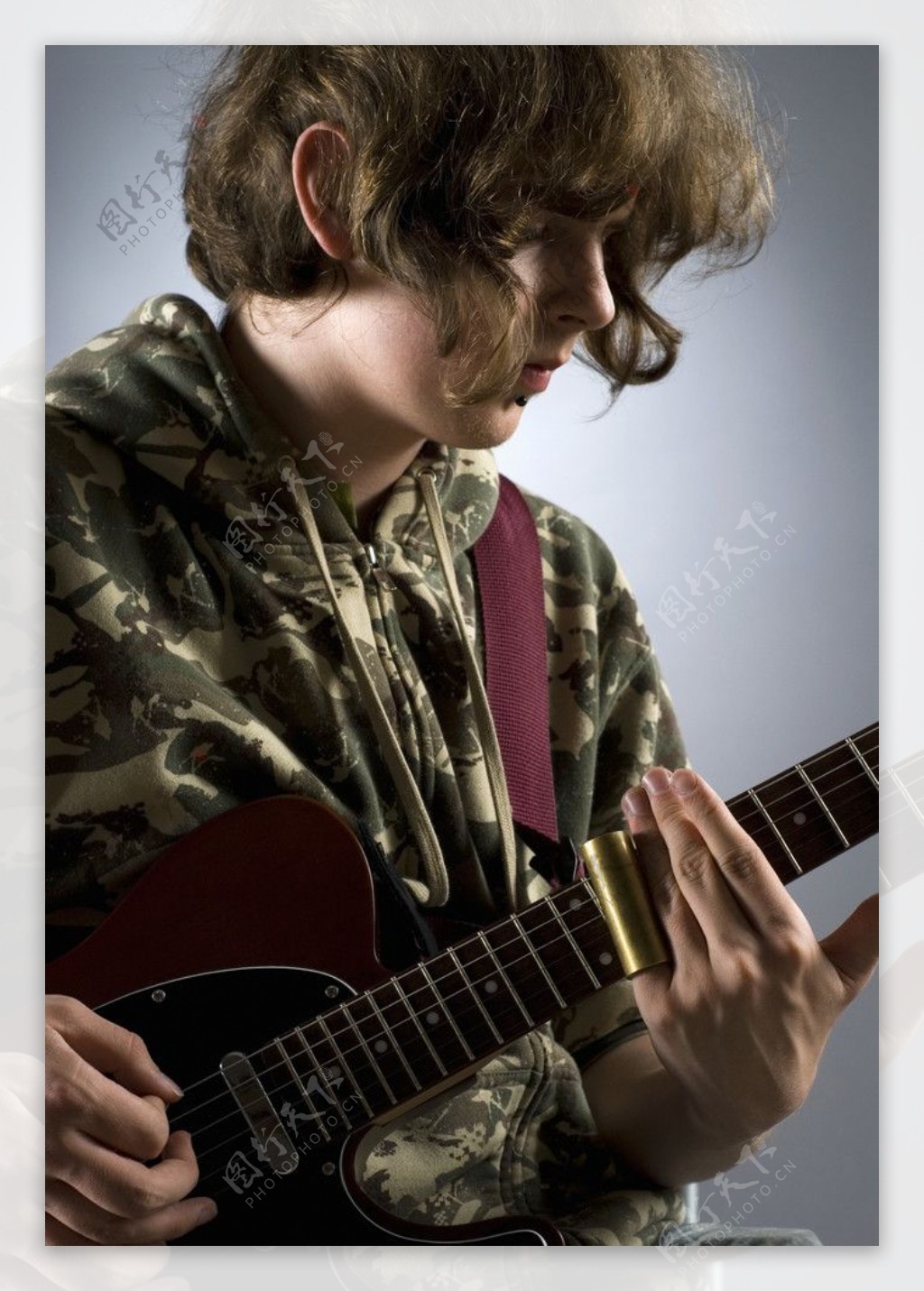 弹吉他的帅哥图片