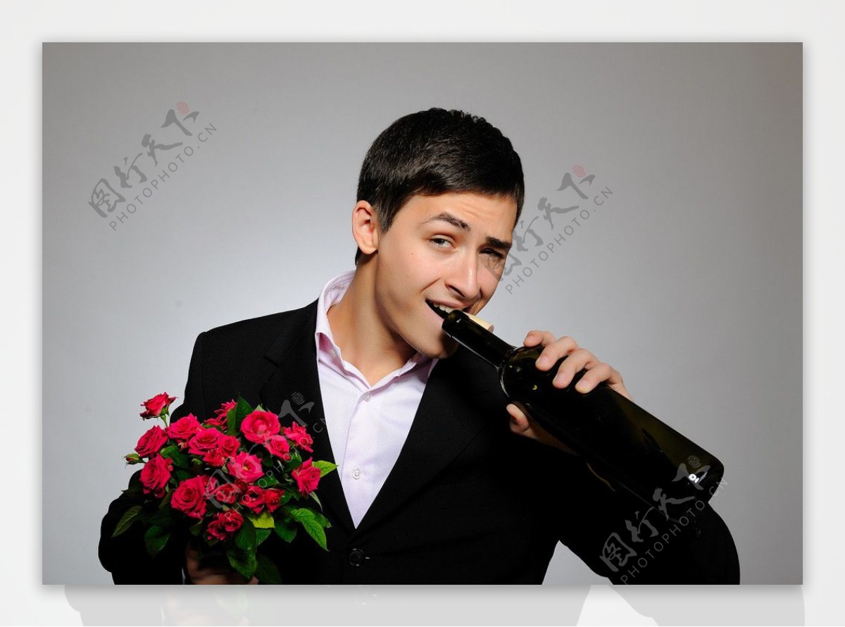 拿着玫瑰和喝酒的帅哥图片