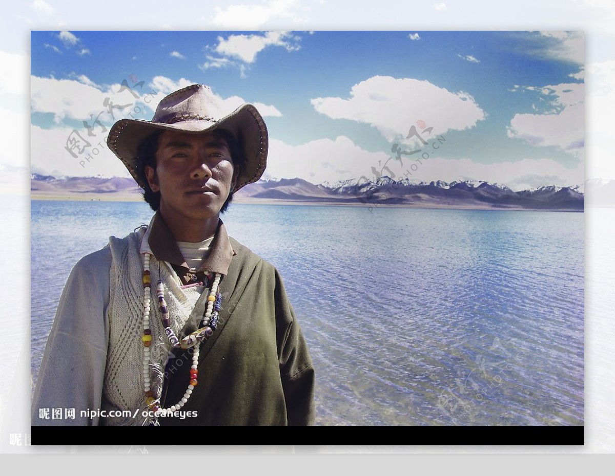 圣湖边的藏族男子图片