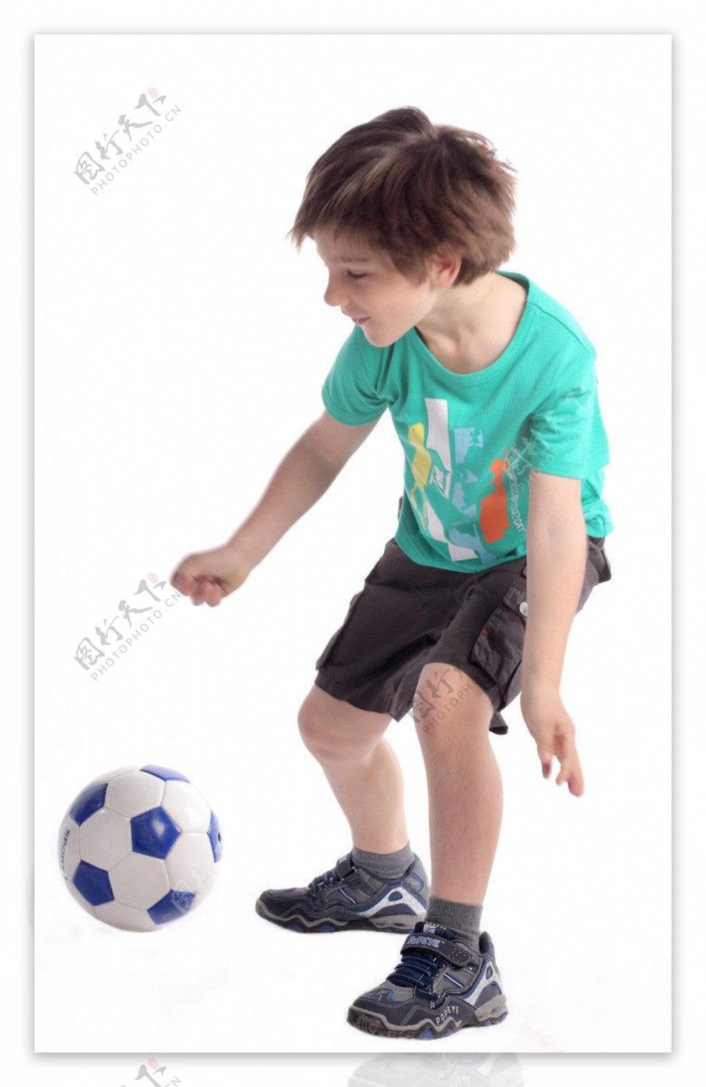 小朋友玩足球图片