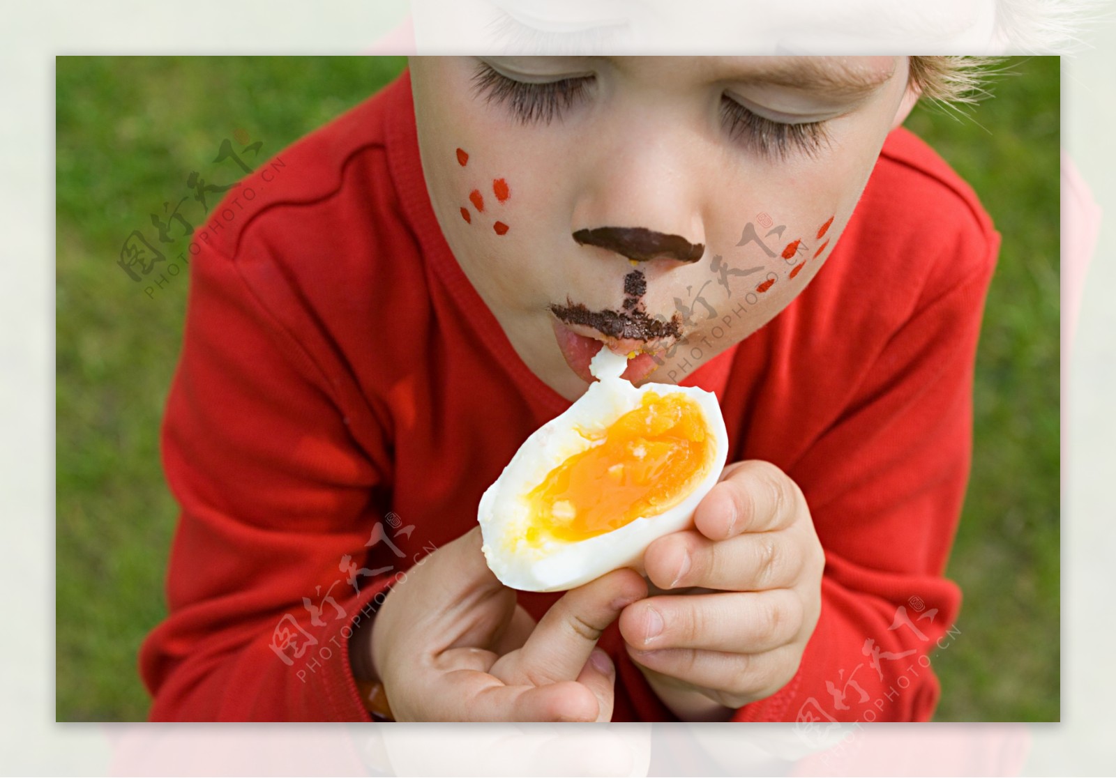 吃鸡蛋的孩子图片