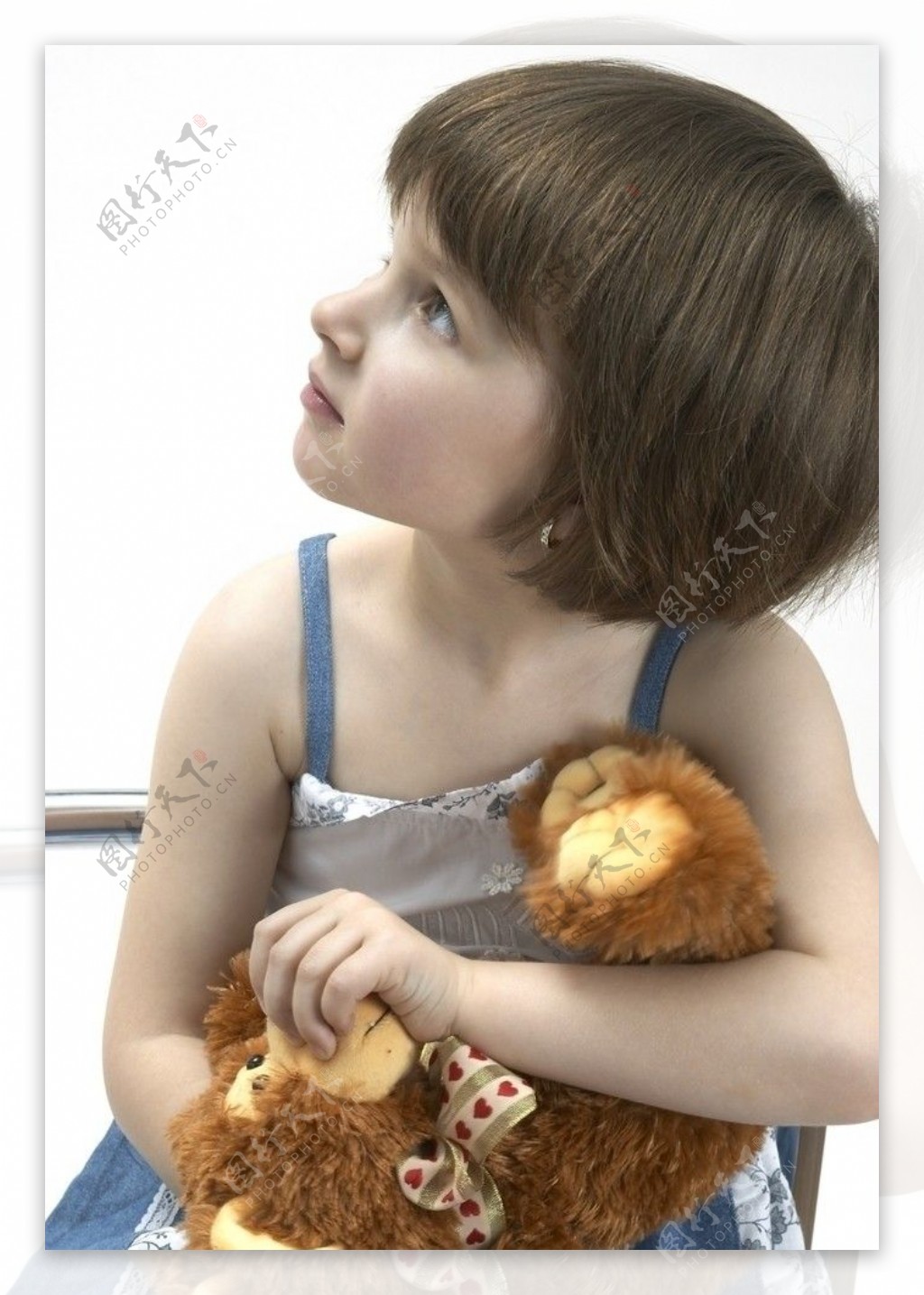 抱着布娃娃的可爱孩子图片