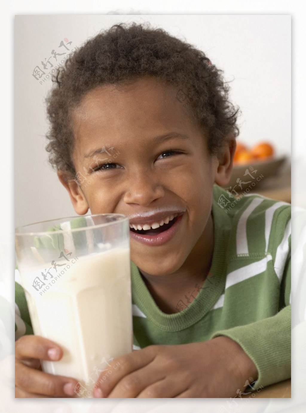 喝牛奶的小男孩图片