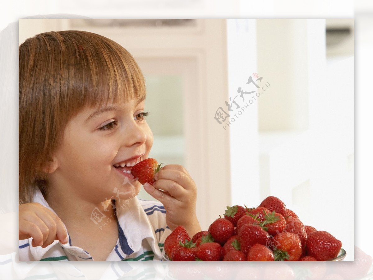 吃草莓的孩子图片