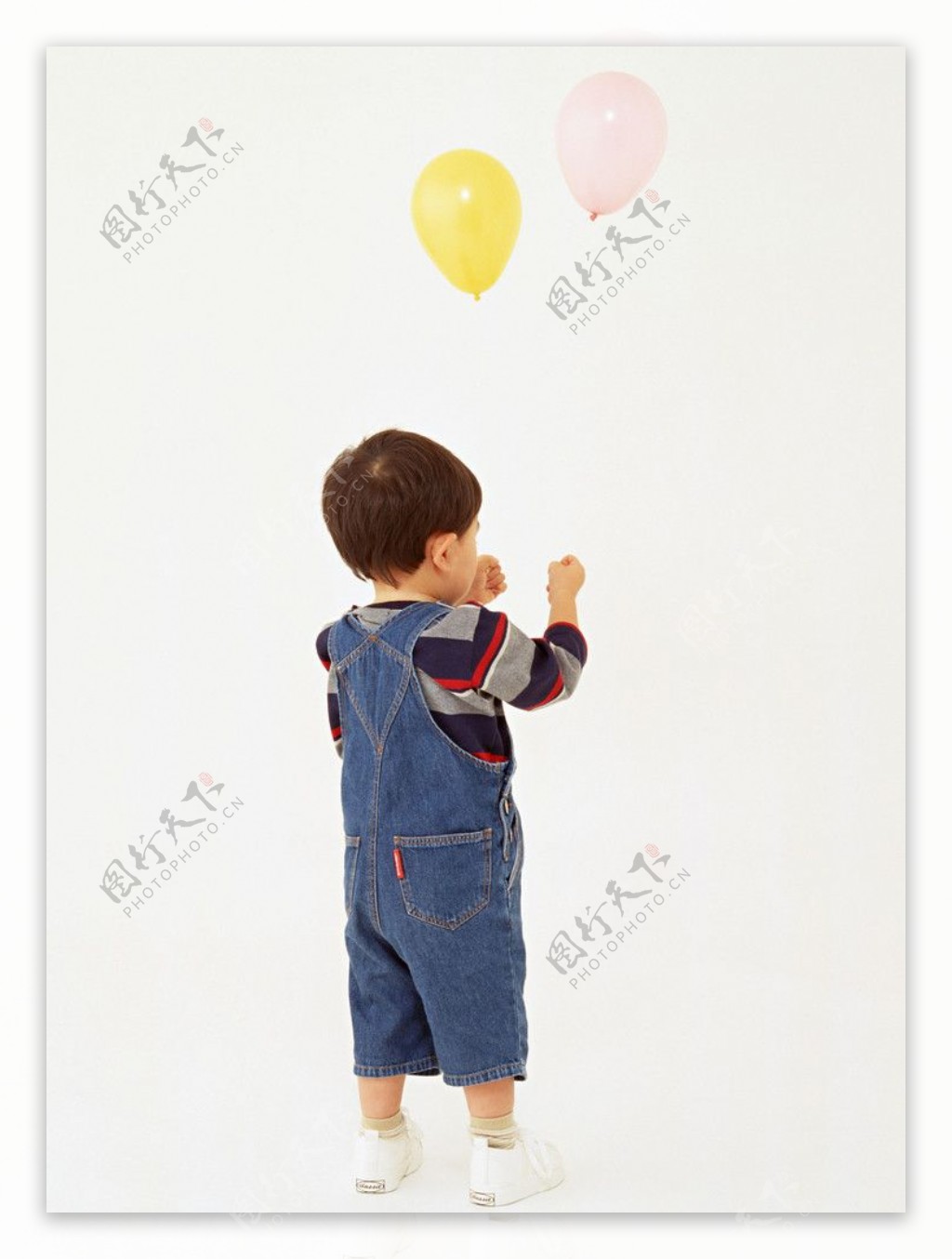 玩气球的小男孩图片