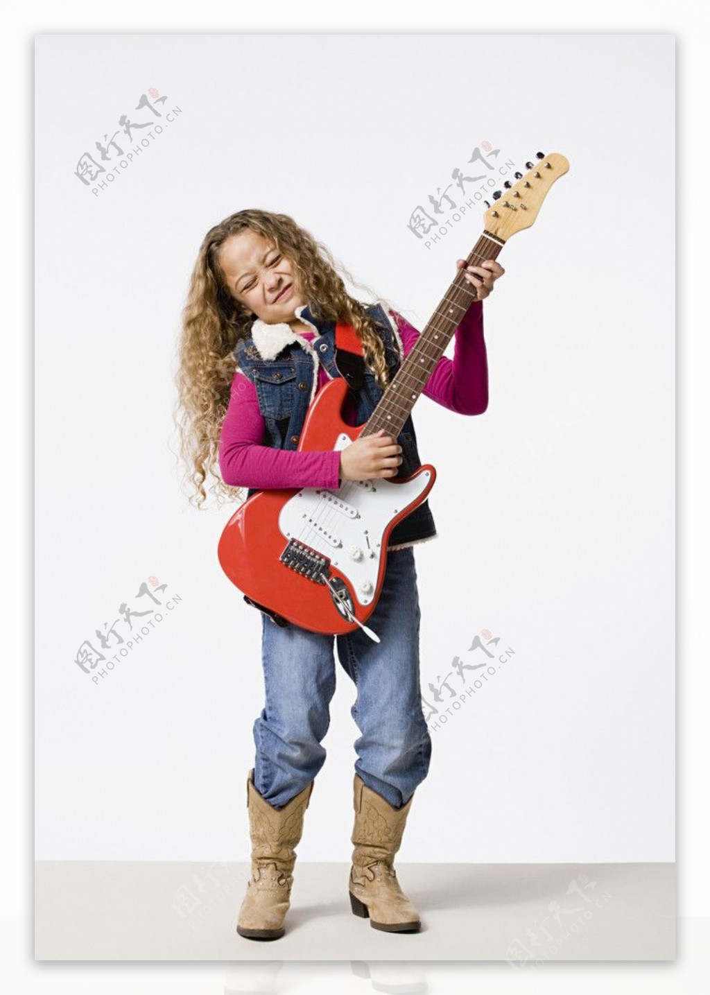 弹吉他的小女孩图片