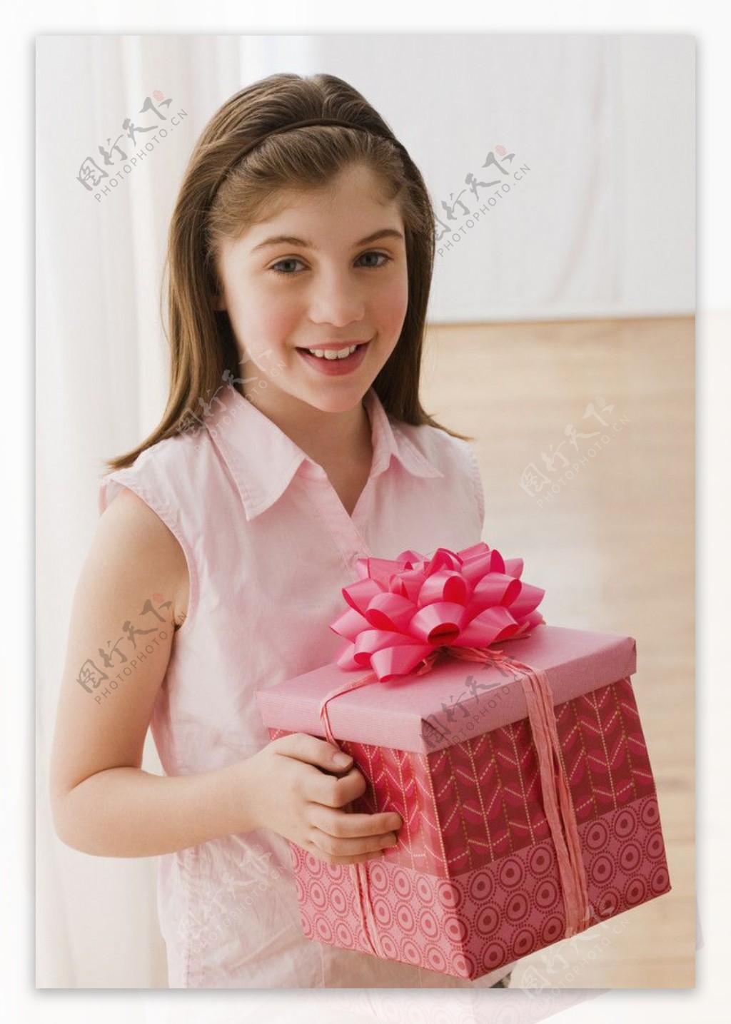手拿礼盒的小女孩图片