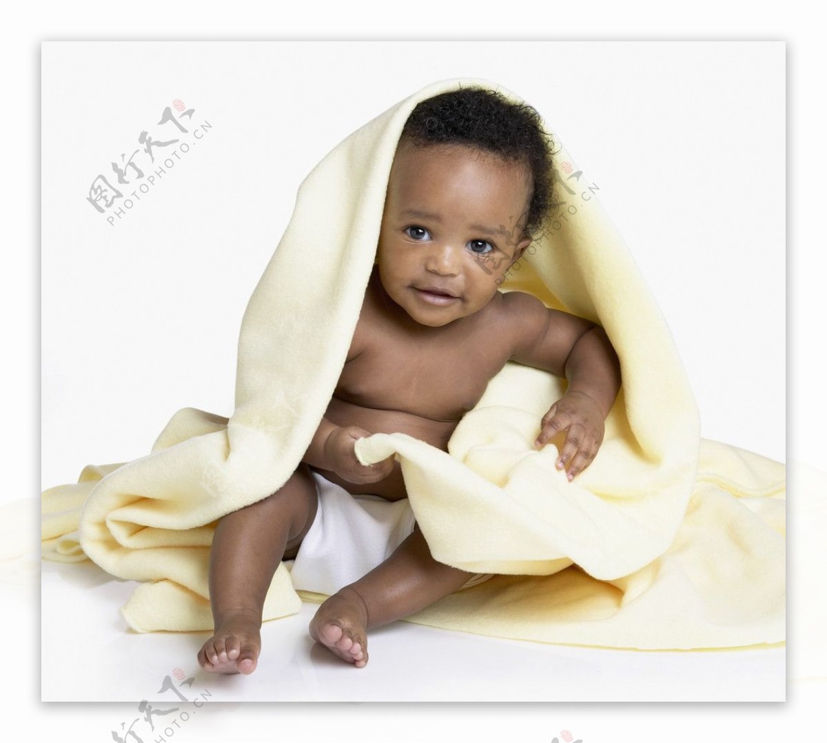 浴巾包着的可爱宝宝婴儿图片