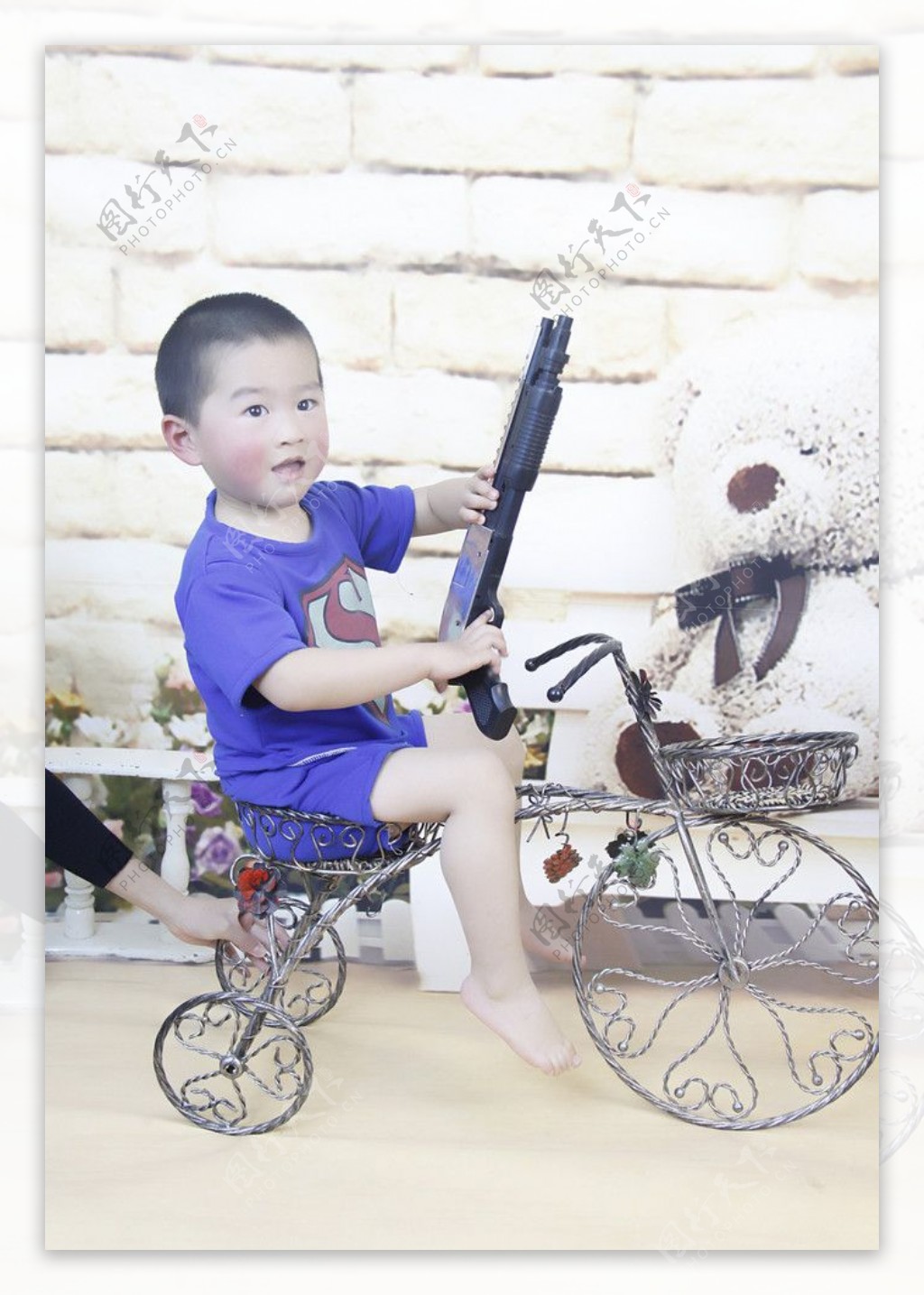骑车小男孩图片