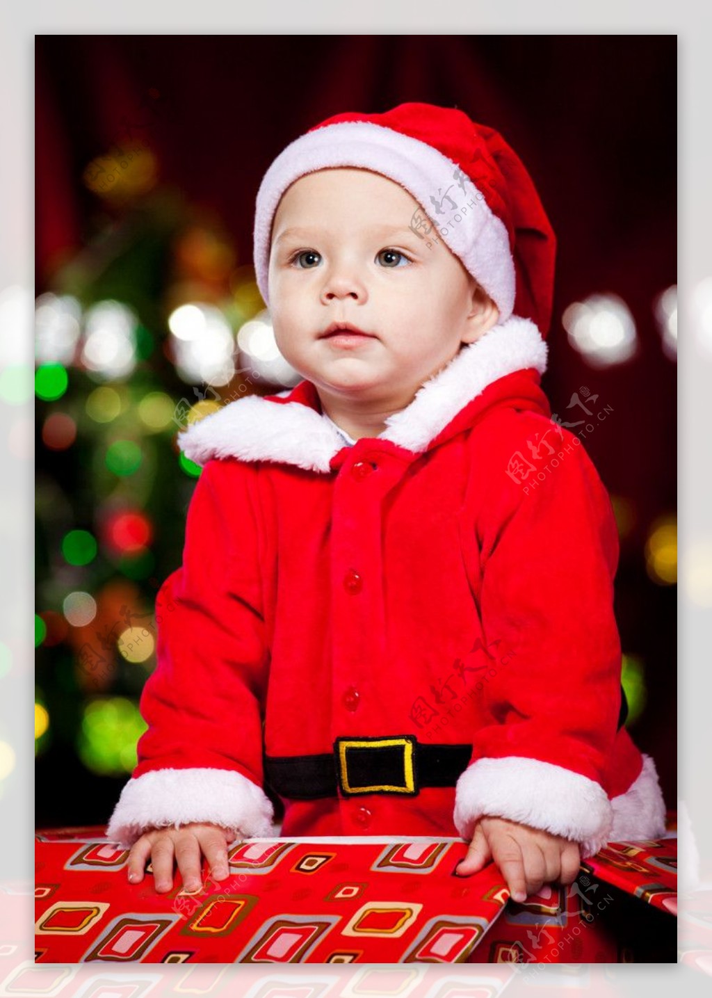圣诞礼品盒中的可爱婴儿宝宝图片