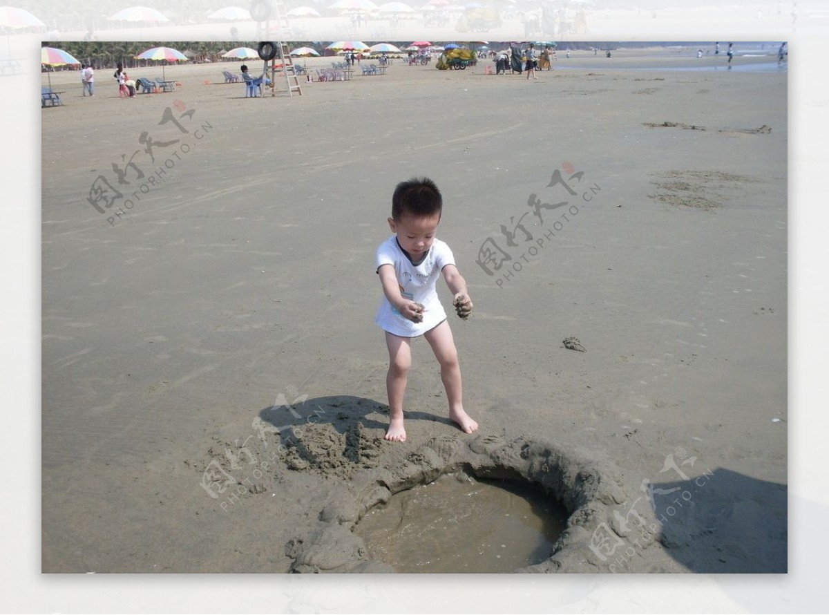 宝宝在海边玩沙子图片