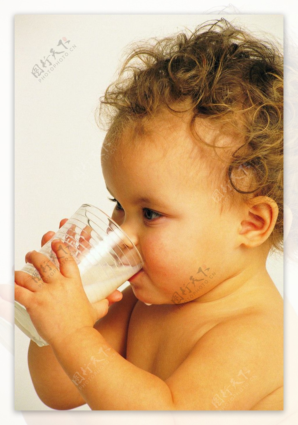 婴儿从鼻子里喷奶怎么处理（宝宝溢奶怎么办）-幼儿百科-魔术铺