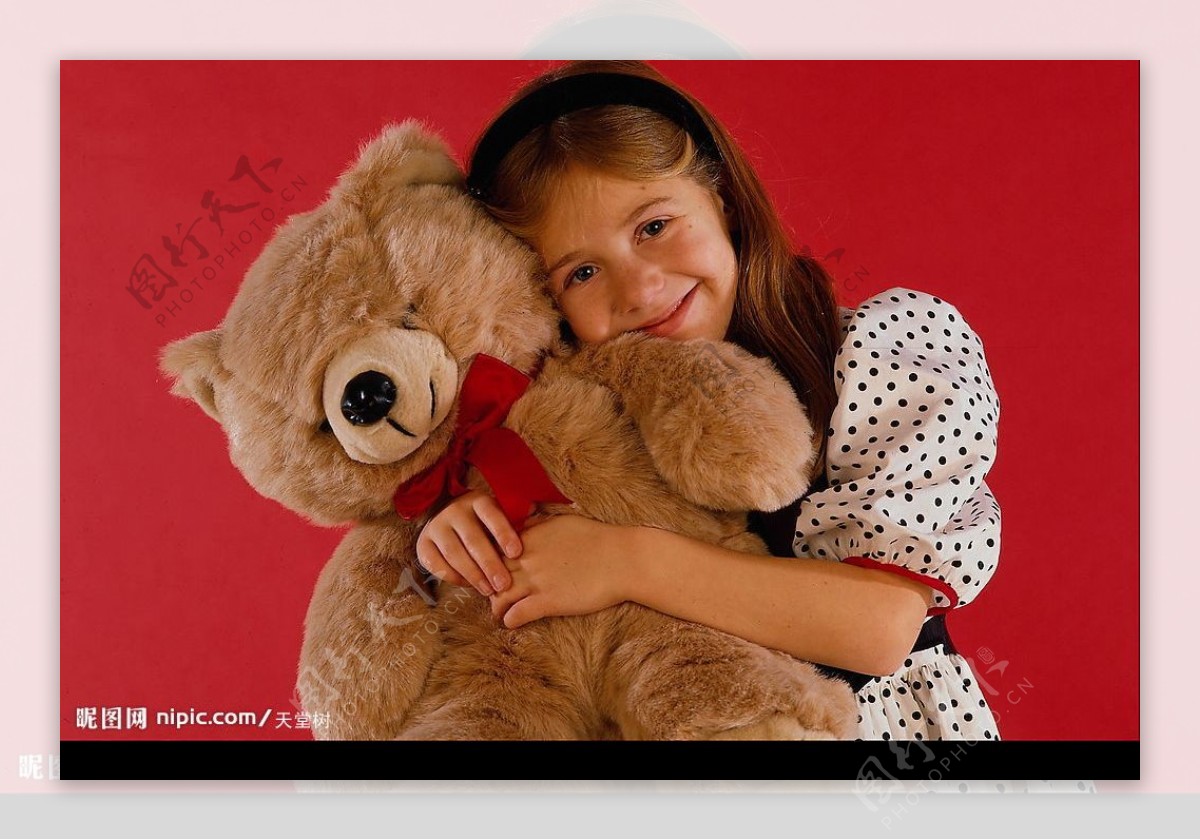抱熊娃娃的小女孩图片