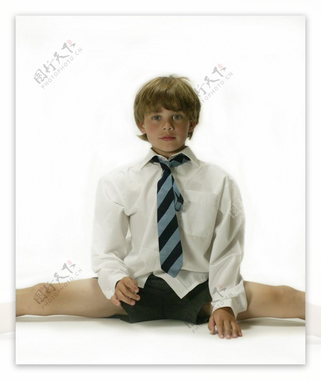 压腿坐着的男孩图片