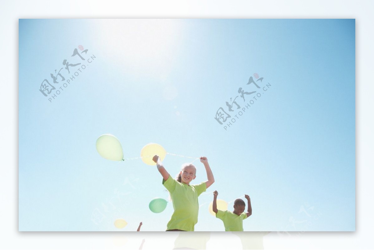 放飞气球的孩子图片