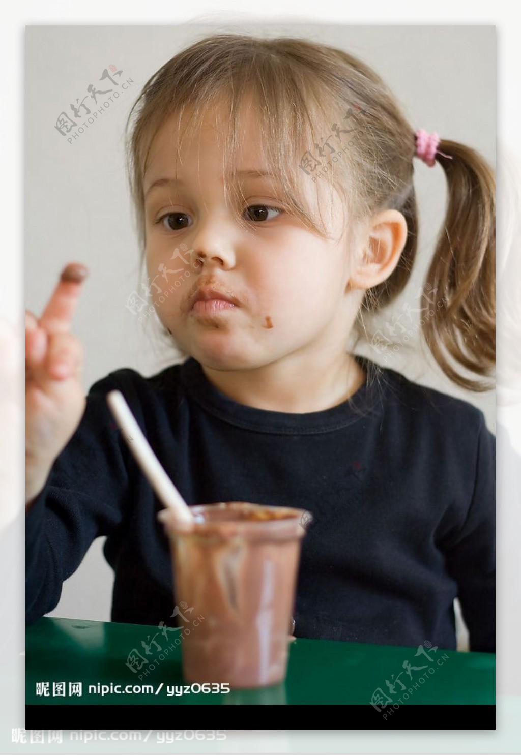 吃巧克力的儿童图片