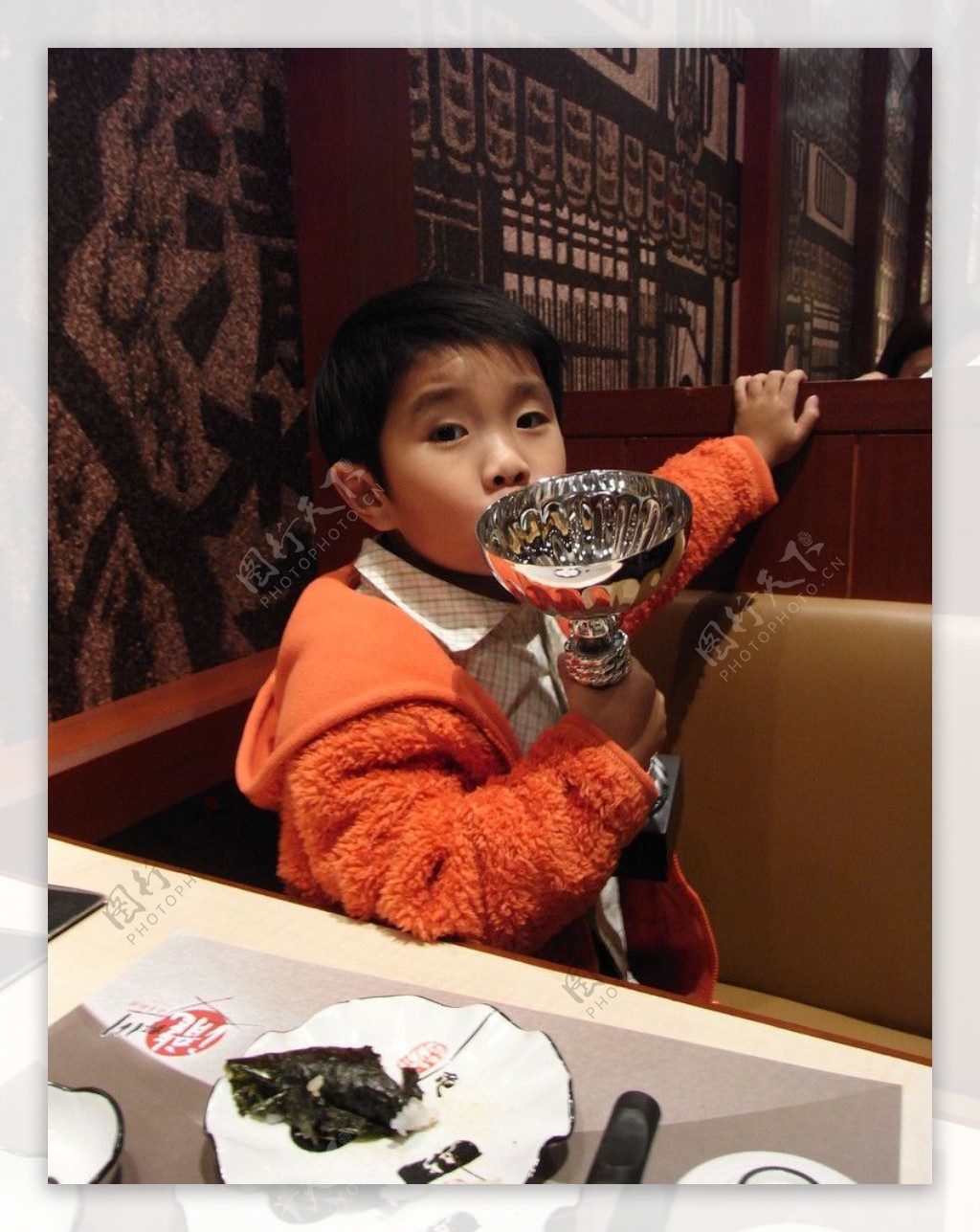 在西餐厅的小男孩图片