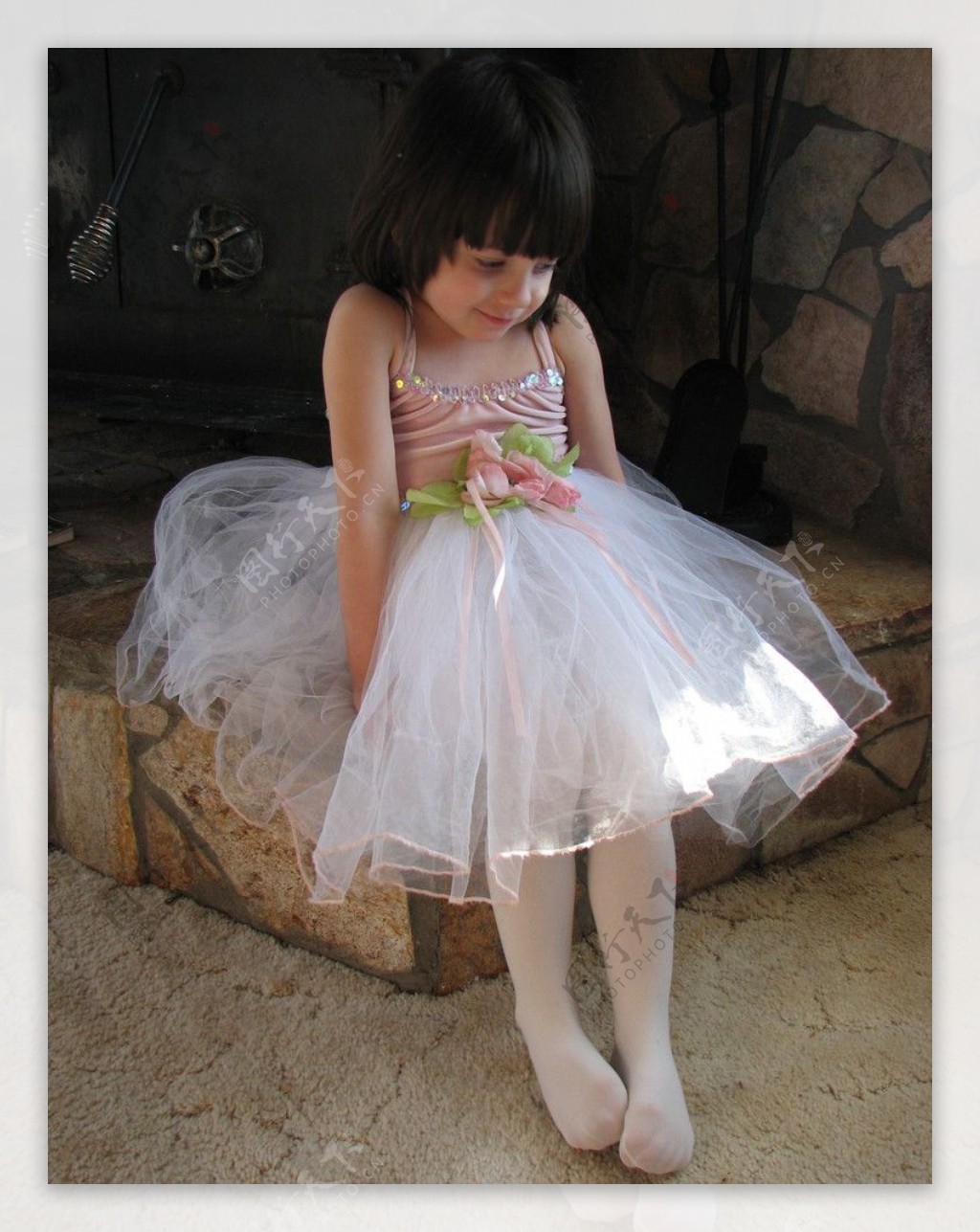 穿公主裙的漂亮小姑娘图片