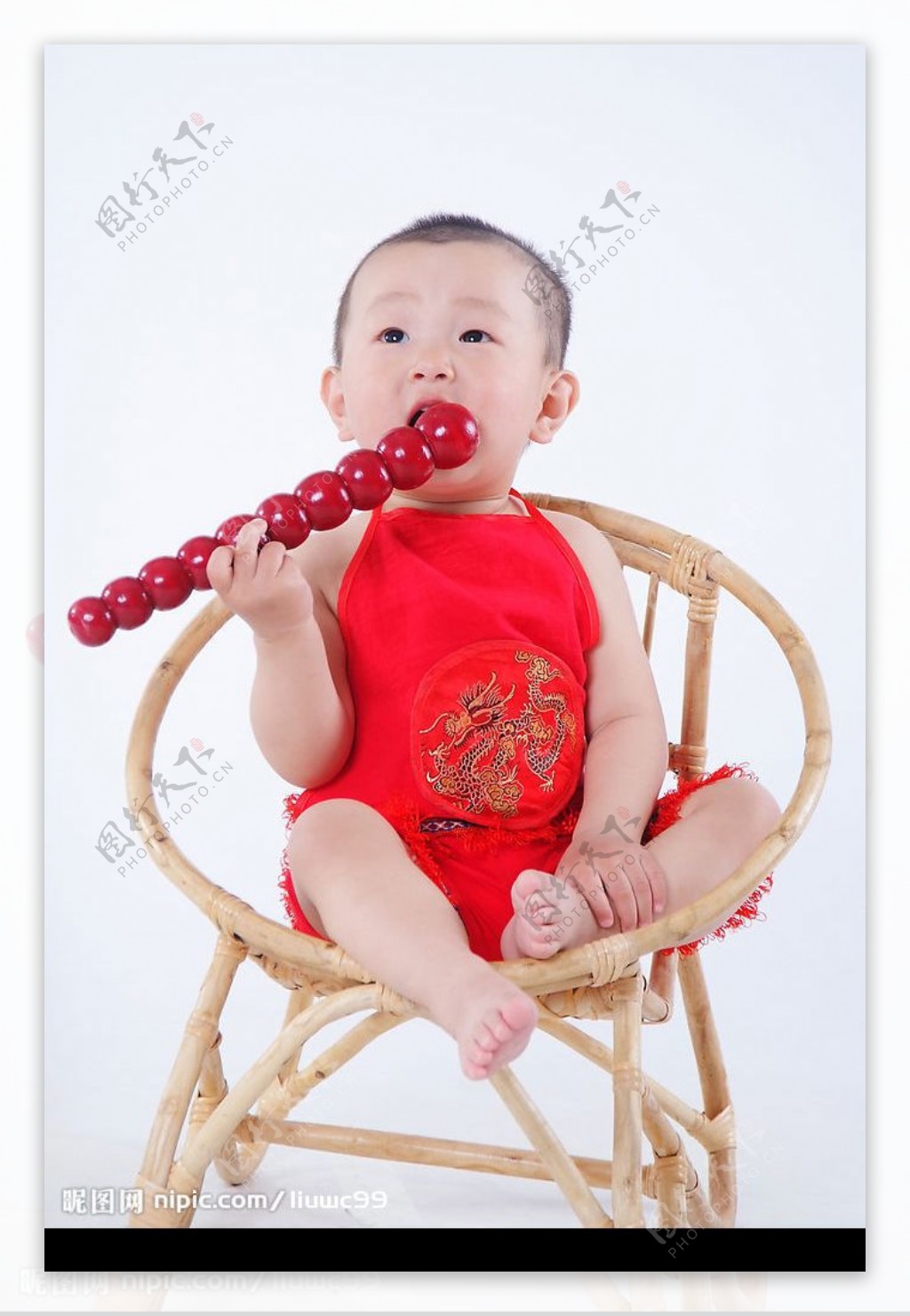 宝宝啃糖葫芦图片