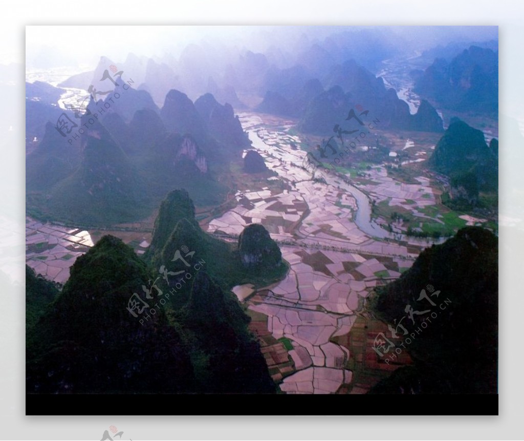 层峦叠嶂的桂林山水