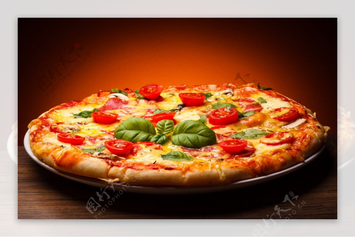 番茄蔬菜酱肉披萨