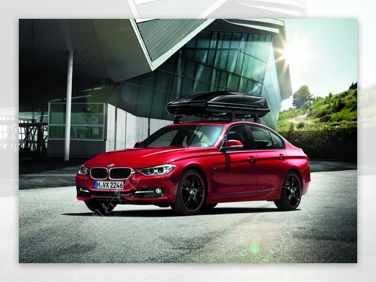 红色经典款BMW3系轿车