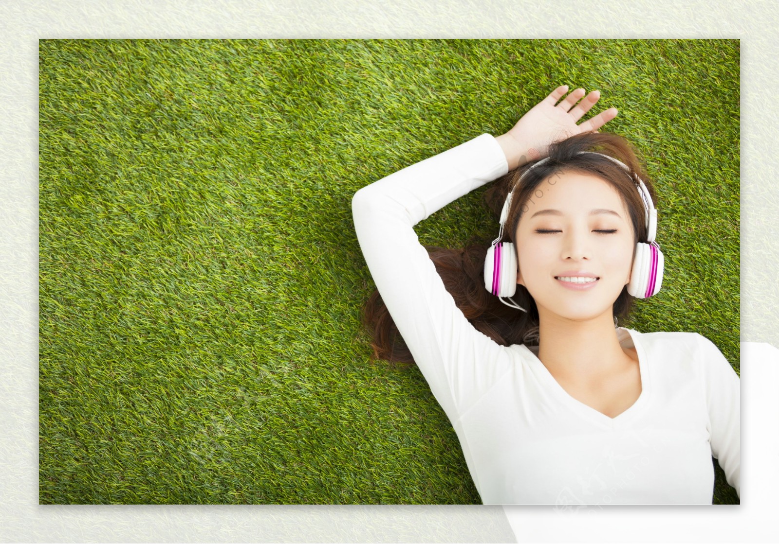躺在草地听音乐