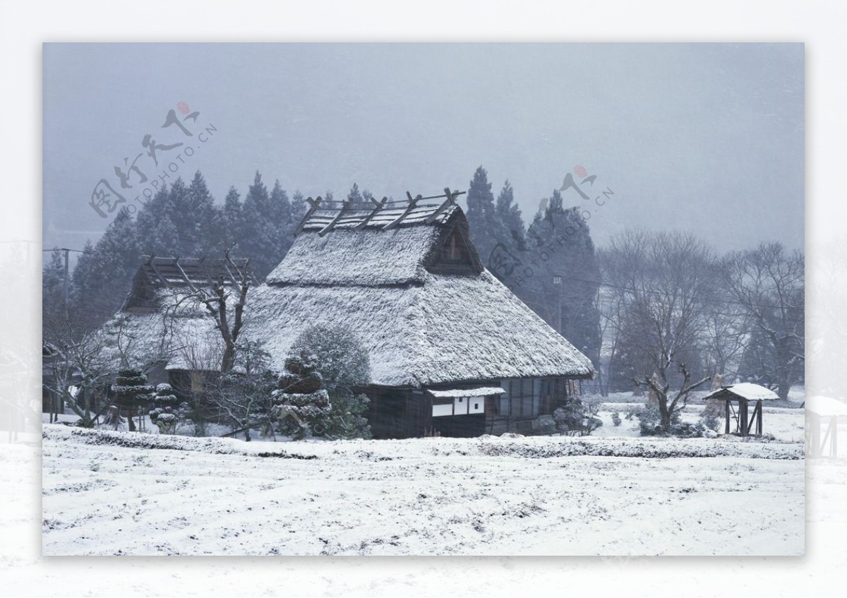 大雪覆盖的村落