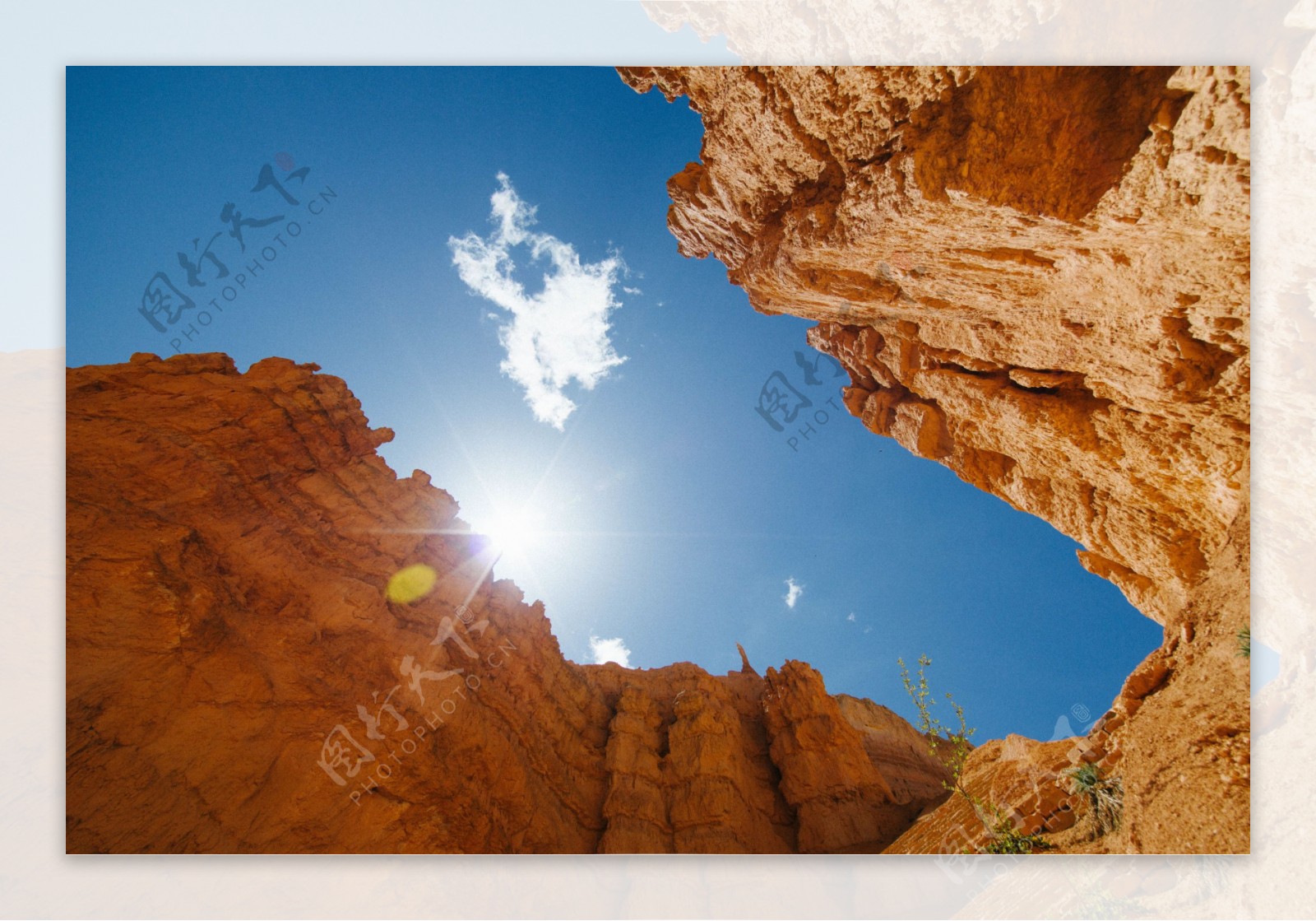 仰望红岩沙漠悬崖太阳