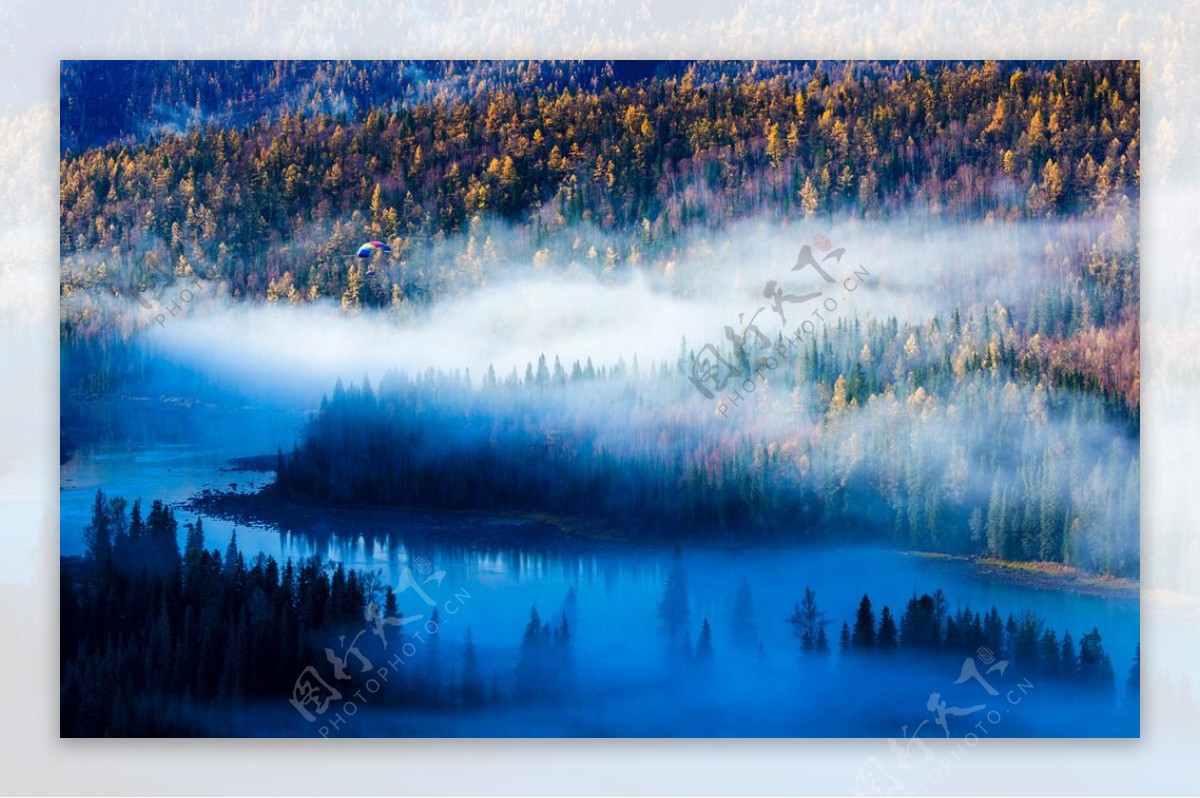 原始森林蓝色湖水云雾