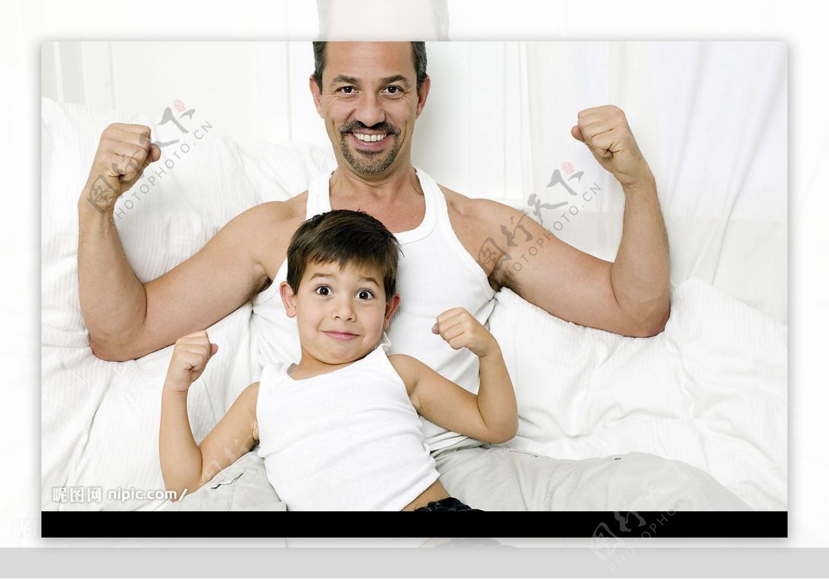 年轻父子在家健身-蓝牛仔影像-中国原创广告影像素材