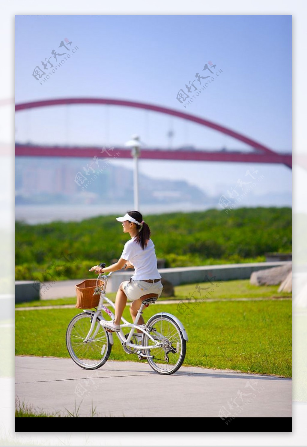 美女骑自行车