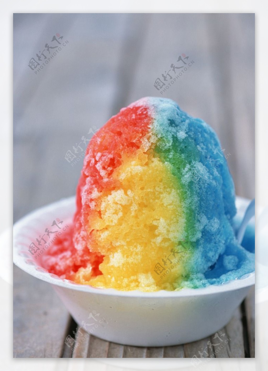 一杯彩虹颜色的冰沙