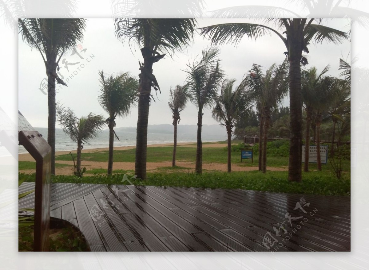 阴雨天的海棠湾