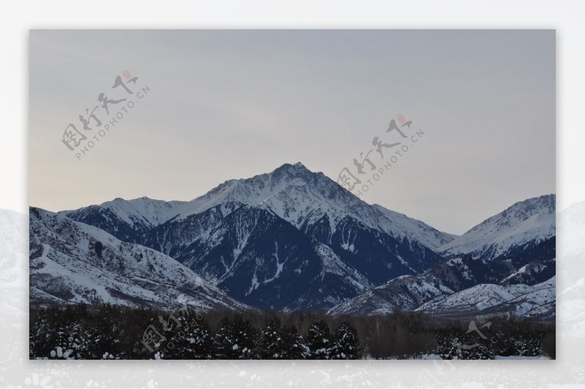 山峦上的积雪