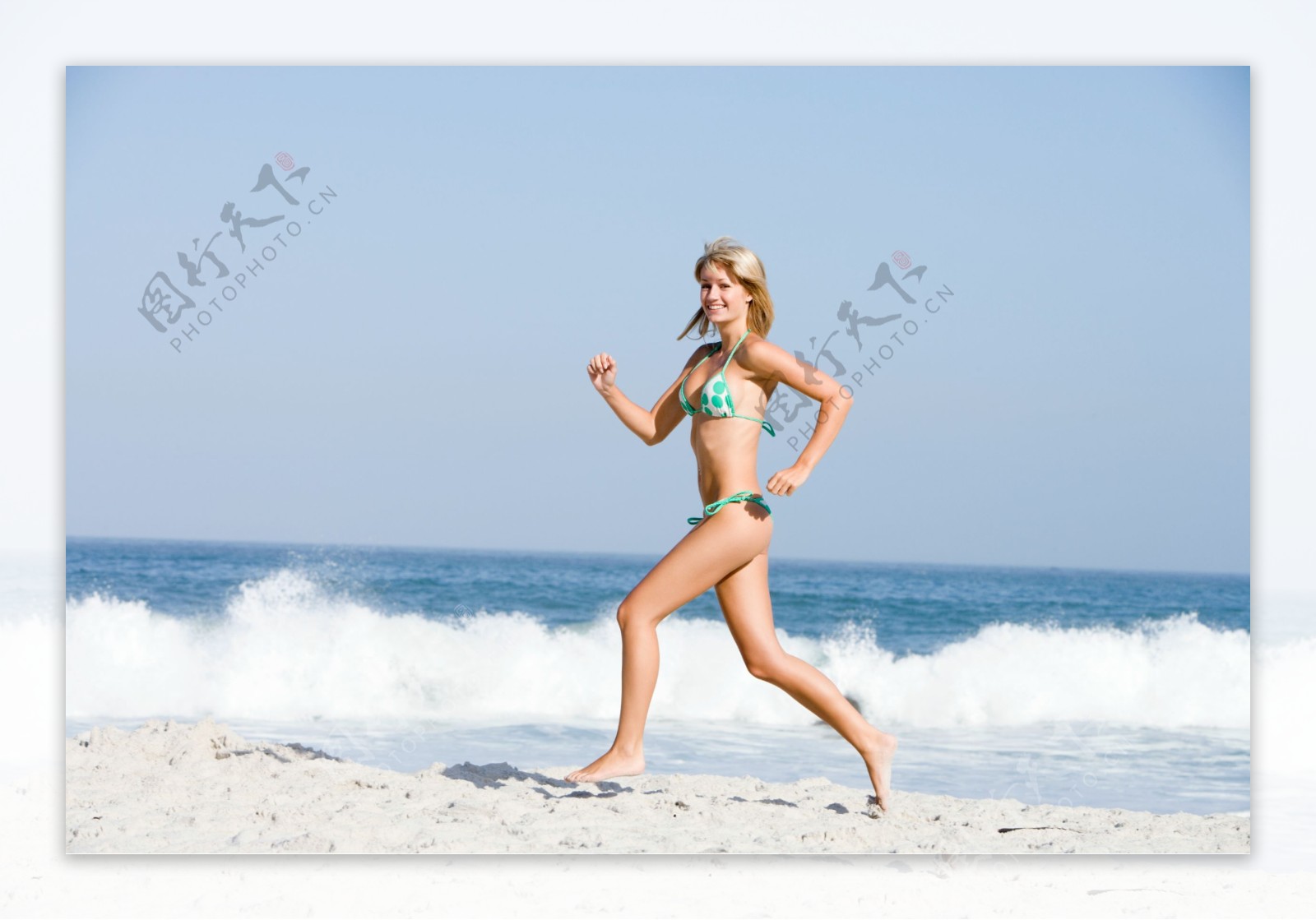 海边跑步的女人