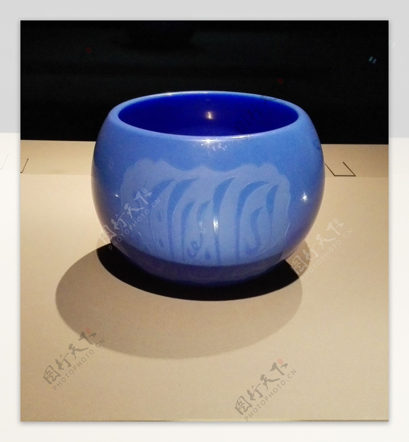 蓝色瓷碗