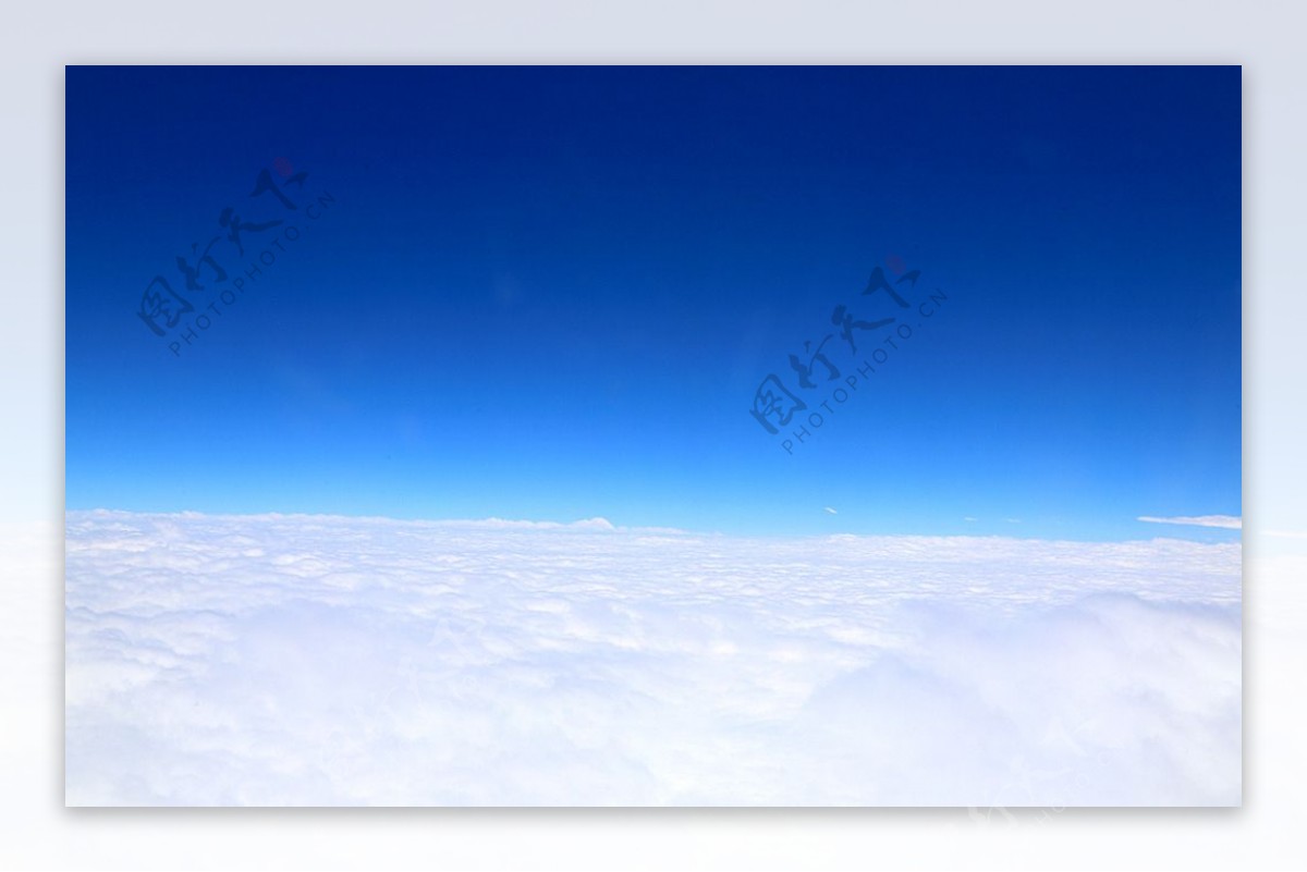 飞机上的天空